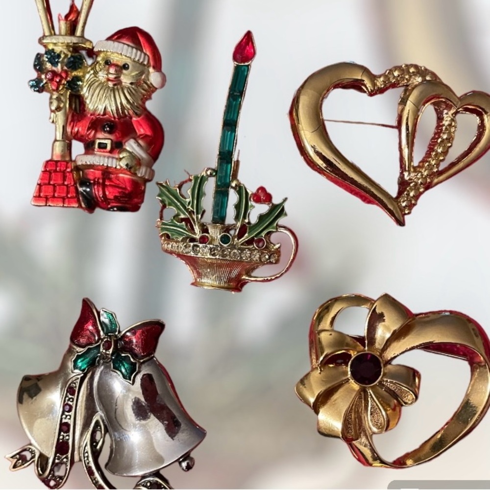Santa Claus Christmas party brooches a variety look beautiful on anything